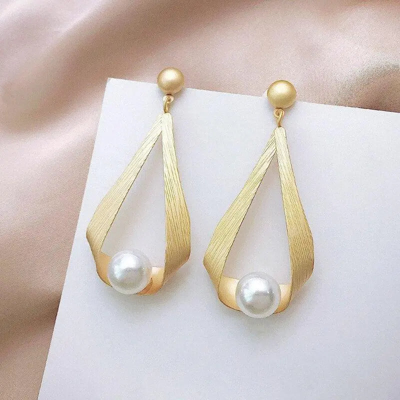Crystal earrings and round pearls Claire