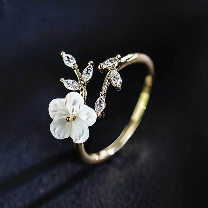 Ring with white flowers and zirconia